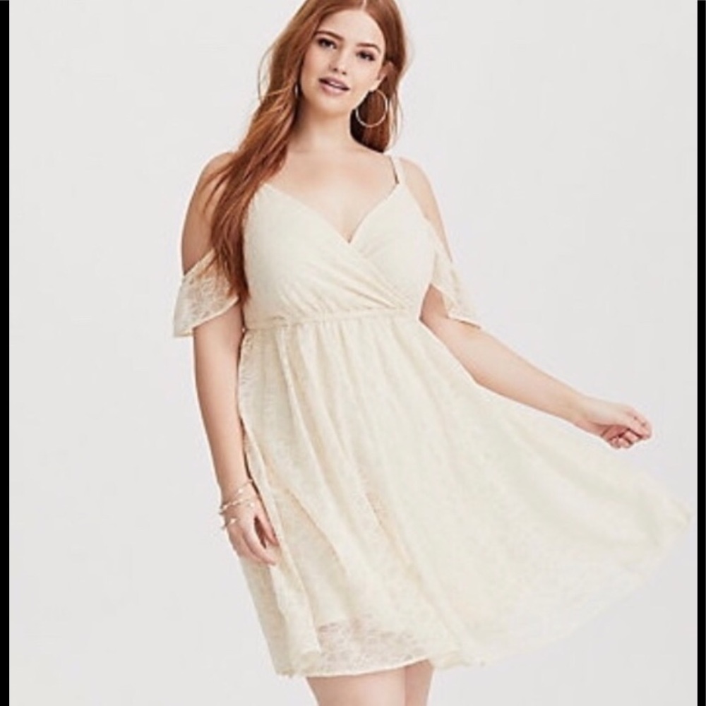Torrid ivory lace cold shoulder dress size 24 NWOT